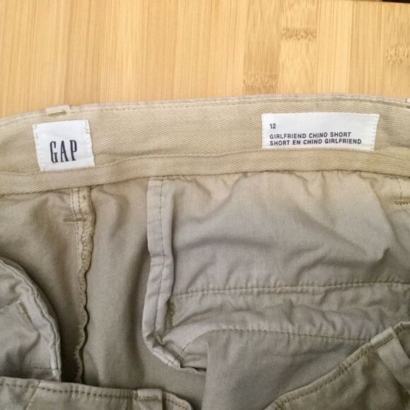 GAP girlfriend chino shorts. Size 12. - Picture 6 of 6